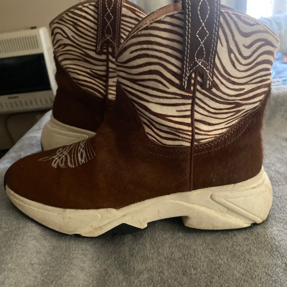 Women’s cowgirl sneakers